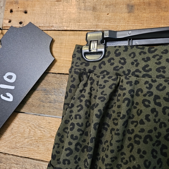 SALE-White Birch Womens Shorts Green Black Leopard Print Elastic Waist Size S - Picture 3 of 11